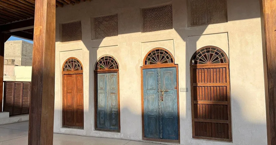 Alte geschnitzte Holztüren in den Bogenöffnungen eines Korallensteinhauses am Perlenpfad in Muharraq